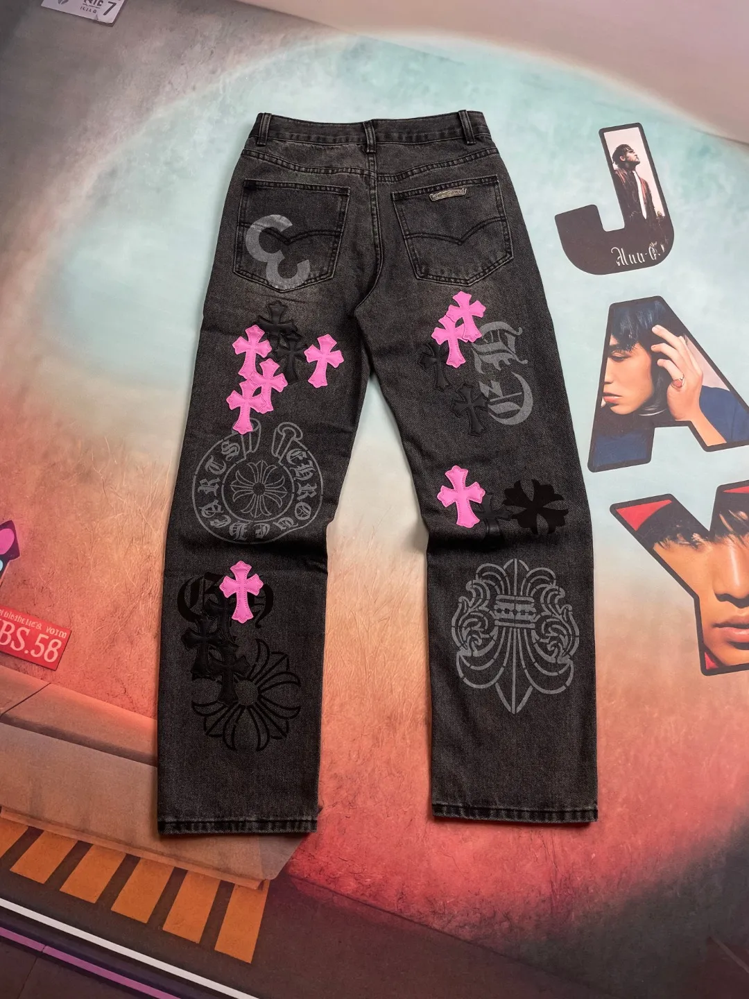 🅿️290 🔘Style number-KL113 🔘Croxin𝐂𝐡𝐫𝐨𝐦𝐞 𝐇𝐞𝐚𝐫𝐭 24SS custom-made printed purple leather limited edition jeans* In the Croxin series, these pants are directly "killing" with their appearance! In terms of color, it is one of a kind and stands out among other items. The fabric is made of beaded canvas and has been heavily washed. The upper body is not only full of texture, but also soft and skin-friendly, with excellent breathability. In terms of cutting, the trousers use three-dimensional cutting technology to create a straight trousers shape that is suitable for various body types. In addition, the hardware is customized according to the genuine ZP, and is paired with an ingenious customized small leather label, showing high-end design and details. The entire trousers are neatly routed and finely crafted, fully displaying the beauty of simplicity. In terms of style, it perfectly interprets the concept of genderless dressing. Whether it is a boy or a girl, it can be easily worn and exudes a super A aura.  Size: S M L XL XXL (28.30.32.34.36) Color: Black
